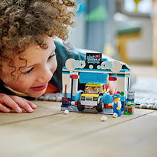 Carica l'immagine nel visualizzatore di Gallery, LEGO 60362 City Autolavaggio, Gioco per Bambini e Bambine da 6 Anni, Set con Spazzole Rotanti, Macchina Giocattolo e 2 Minifigure, Piccola Idea Regalo Giocattolo per Bambina e Bambino