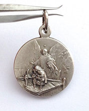 Carica l'immagine nel visualizzatore di Gallery, Medaglia del Santo Angelo Custode - Le Medaglie dei Santi Patroni - Ilgrandebazar