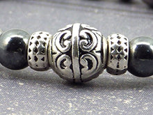 Carica l'immagine nel visualizzatore di Gallery, Bracciale per gli uomini in ematite nero e grigio e perle di tibetani - Ilgrandebazar