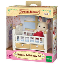 Carica l'immagine nel visualizzatore di Gallery, SYLVANIAN FAMILIES- Bebè Coniglio ciocc+Lettino Accessori, Multicolore,...