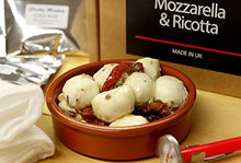 Carica l'immagine nel visualizzatore di Gallery, Cheesy Bacon Box - Kit per la preparazione del formaggio e kit cura...