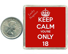Carica l'immagine nel visualizzatore di Gallery, Portafortuna con moneta da 6 pence, scritta in inglese: Keep Calm,...