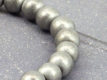 Carica l'immagine nel visualizzatore di Gallery, Bracciale per gli uomini in ematite nero e grigio e perle di tibetani - Ilgrandebazar