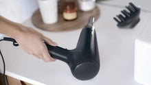 Carica l'immagine nel visualizzatore di Gallery, Philips HP8230/00 ThermoProtect Asciugacapelli, 2100 W, Nero 2100 Black - Ilgrandebazar