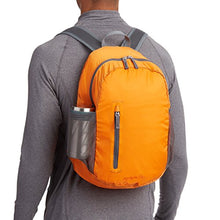 Carica l'immagine nel visualizzatore di Gallery, AmazonBasics - Zaino ultra leggero pieghevole 25 l, Arancione