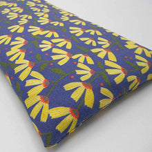 Carica l'immagine nel visualizzatore di Gallery, Cuscino per occhi "Yelow Flowers" | Semi di lavanda e riso | Yoga,... - Ilgrandebazar