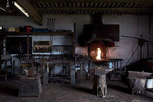 Carica l'immagine nel visualizzatore di Gallery, Rosa Eterna fatta di Ferro Battuto Rosso con piedistallo - Forgiata a Mano - Ilgrandebazar