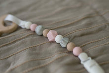 Carica l'immagine nel visualizzatore di Gallery, Little Sprouts - Catenina per ciuccio 2n1 - Moderna e alla moda - Perline in silicone con forme uniche - Ideale per massaggiagengive, coperte per neonati e bavaglini - Catenina per ciuccio per bambina