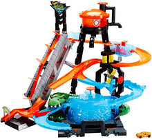 Carica l'immagine nel visualizzatore di Gallery, Hot Wheels FTB67 Mega Autolavaggio Playset per Macchinine con Pista...