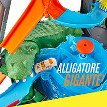 Carica l'immagine nel visualizzatore di Gallery, Hot Wheels FTB67 Mega Autolavaggio Playset per Macchinine con Pista...