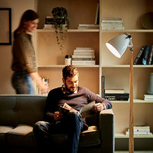 Carica l'immagine nel visualizzatore di Gallery, AmazonBasics Lampadina LED E14 a Candela, 5.5W Confezione da 6, Bianco Caldo - Ilgrandebazar