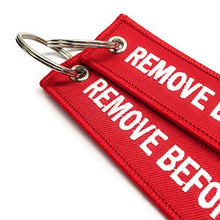 Carica l'immagine nel visualizzatore di Gallery, Remove Before Flight Portachiavi | Set di 2 | Rimuovere Prima Rosso / Bianco
