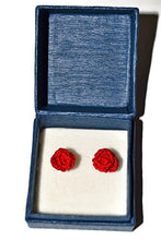 Carica l'immagine nel visualizzatore di Gallery, Orecchini rose rosse chiodini gioielli a perno regalo per lei all'uncinetto...
