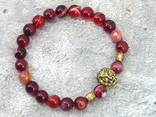 Carica l'immagine nel visualizzatore di Gallery, Bracciale a testa di leone agata rossa a strisce naturali con perline dorate - Ilgrandebazar