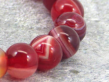 Carica l'immagine nel visualizzatore di Gallery, Bracciale a testa di leone agata rossa a strisce naturali con perline dorate - Ilgrandebazar