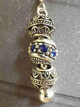 Carica l'immagine nel visualizzatore di Gallery, Orecchini Charms modello Thurcolas Manhattan con perline in metallo e...