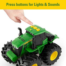 Carica l'immagine nel visualizzatore di Gallery, TOMY Monster Treads John Deere Trattore Luci e Suoni, Multicolore, 46656