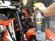 Carica l'immagine nel visualizzatore di Gallery, WD-40 Specialist Moto - Detergente Universale Spray - 1 Lt
