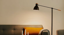 Carica l'immagine nel visualizzatore di Gallery, AmazonBasics Lampadina LED E27, 14W (equivalenti a 100W), Luce Bianca Calda - Pacco da 6