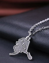Carica l'immagine nel visualizzatore di Gallery, Skyrim Collana con Ciondolo a Forma di Mappa dell'Alaska in Argento Anticato.