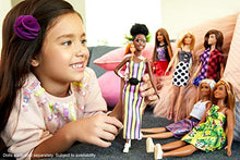 Carica l'immagine nel visualizzatore di Gallery, Barbie- Fashionistas Bambola con Vitiligine e Capelli Ricci Castani e... - Ilgrandebazar