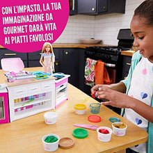 Carica l'immagine nel visualizzatore di Gallery, Barbie FRH73 - Cucina da Sogno con Bambola, 5 Aree di Gioco, Pasta... - Ilgrandebazar