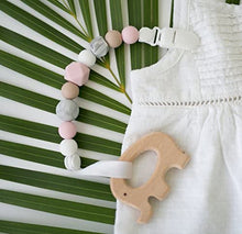 Carica l'immagine nel visualizzatore di Gallery, Little Sprouts - Catenina per ciuccio 2n1 - Moderna e alla moda - Perline in silicone con forme uniche - Ideale per massaggiagengive, coperte per neonati e bavaglini - Catenina per ciuccio per bambina