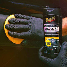 Carica l'immagine nel visualizzatore di Gallery, Meguiar's G15812EU Ultimate Black Restorer - Rinnovante e protettivo per plastiche esterne, Nero - per plastiche nere, 355 ml