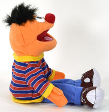 Carica l'immagine nel visualizzatore di Gallery, United Labels 0.800.929 - Puppet Sesame Street Ernie, Circa 35 cm - Ilgrandebazar