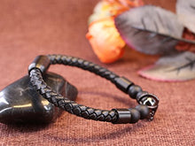 Carica l'immagine nel visualizzatore di Gallery, COAI Bracciale Bolo da Uomo In Vera Pelle Intrecciata con Perle in Onice Elmo