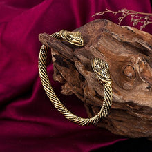 Carica l'immagine nel visualizzatore di Gallery, Skyrim - Braccialetto Unisex con Testa di Serpente Vichingo, Antique Brass