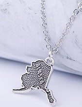 Carica l'immagine nel visualizzatore di Gallery, Skyrim Collana con Ciondolo a Forma di Mappa dell'Alaska in Argento Anticato.