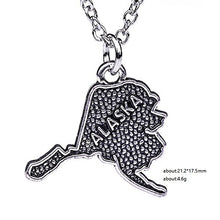 Carica l'immagine nel visualizzatore di Gallery, Skyrim Collana con Ciondolo a Forma di Mappa dell'Alaska in Argento Anticato.