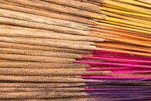 Carica l'immagine nel visualizzatore di Gallery, 100 bastoncini di incenso indiano prodotti a mano, combinati in modo casuale... - Ilgrandebazar
