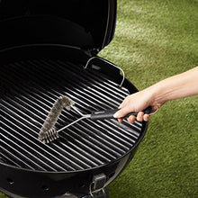 Carica l'immagine nel visualizzatore di Gallery, AmazonBasics - Spazzola a 3 Lati per Barbecue, 30.5 cm