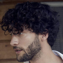 Carica l'immagine nel visualizzatore di Gallery, Parrucca corta per uomo Parrucca riccia a strati neri Parrucche sintetiche per capelli per costumi di Halloween con cappuccio per parrucca Y376-Nero