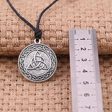 Carica l'immagine nel visualizzatore di Gallery, Dawapara Trinity Irish Nodo Celtico Triquetra Solido Ciondolo Collana Regalo...