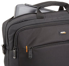 Carica l'immagine nel visualizzatore di Gallery, AmazonBasics - Borsa a tracolla per laptop, computer e tablet da 40 cm, Nero