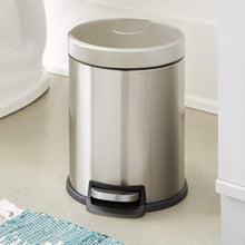 Carica l'immagine nel visualizzatore di Gallery, AmazonBasics - Pattumiera rotonda con chiusura silenziosa, 5 l 5 l, Satin - Ilgrandebazar