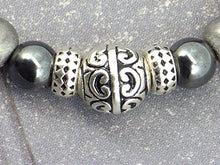 Carica l'immagine nel visualizzatore di Gallery, Bracciale per gli uomini in ematite nero e grigio e perle di tibetani - Ilgrandebazar
