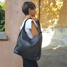 Carica l'immagine nel visualizzatore di Gallery, Borsa zaino pelle nera donna - Ilgrandebazar