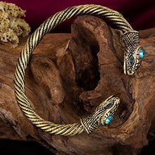 Carica l'immagine nel visualizzatore di Gallery, Skyrim Jormungandr Bracciale vintage con serpente, stile Antique Deep Brass
