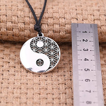 Carica l'immagine nel visualizzatore di Gallery, Dawapara - Collana con ciondolo fiore della vita e Yin Yang Tai silver tone