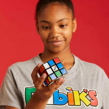 Carica l'immagine nel visualizzatore di Gallery, Il Cubo di Rubik Classico 3X3, L'Originale, Età 8+, Rompicapo Professionale, 3x3 classico