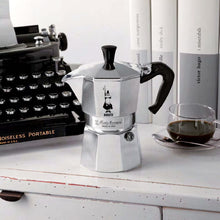 Carica l'immagine nel visualizzatore di Gallery, Bialetti Moka Express Caffettiera in Alluminio, Argento, 6 Tazze