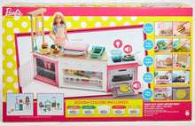 Carica l'immagine nel visualizzatore di Gallery, Barbie FRH73 - Cucina da Sogno con Bambola, 5 Aree di Gioco, Pasta Modellabile, Luci e Suoni, Giocattolo per Bambini 4 + Anni