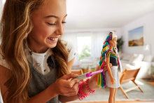 Carica l'immagine nel visualizzatore di Gallery, Barbie FXN96 Rainbow Sparkle Bambola con Capelli Lunghi Arcobaleno e Tanti Accessori, 3 anni+