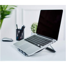 Carica l'immagine nel visualizzatore di Gallery, AmazonBasics - Supporto richiudibile in alluminio per PC 15", Argento - Ilgrandebazar