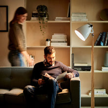 Carica l'immagine nel visualizzatore di Gallery, AmazonBasics Lampadina LED E27, 14W (equivalenti a 100W), Luce Bianca Calda - Pacco da 6