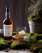Carica l'immagine nel visualizzatore di Gallery, Talisker 10 Anni Single Malt Scotch Whisky, Astucciato - 700 ml